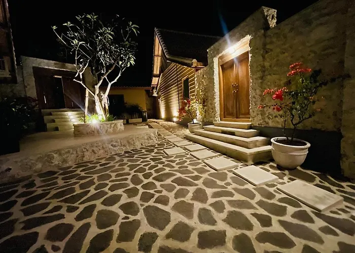Warna Villas- Rose Honeymoon Stylish Loft Private Pool & Kitchen Villa Uluwatu (Bali)