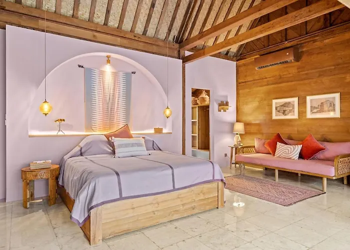 Warna Villas- Rose Honeymoon Stylish Loft Private Pool & Kitchen *
