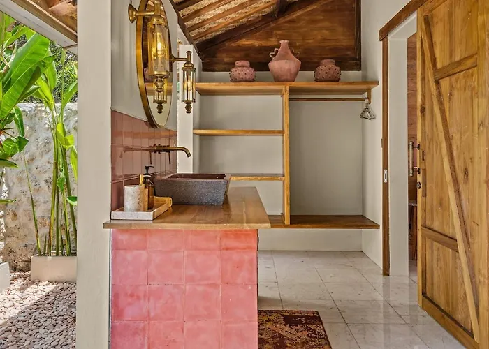 Warna Villas- Rose Honeymoon Stylish Loft Private Pool & Kitchen Uluwatu (Bali)