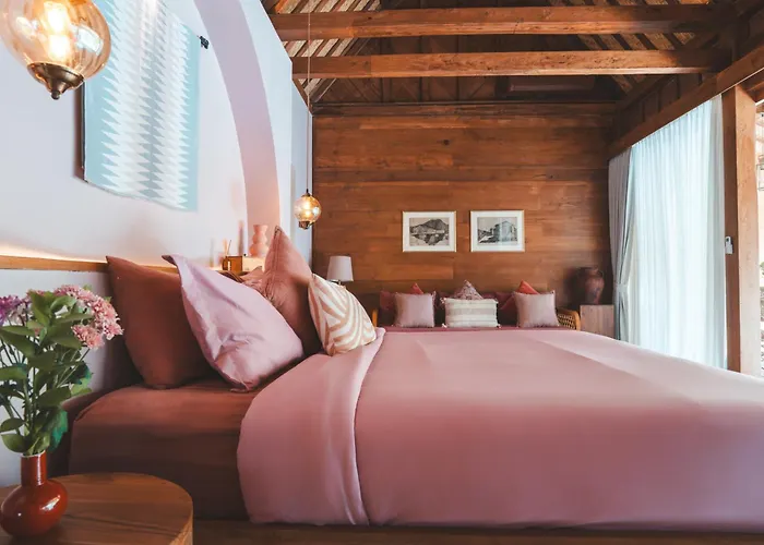 Villa Warna Villas- Rose Honeymoon Stylish Loft Private Pool & Kitchen *
