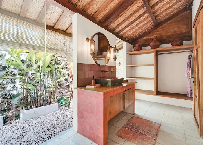 Warna Villas- Rose Honeymoon Stylish Loft Private Pool & Kitchen Villa Uluwatu (Bali)