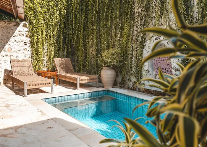 Warna Villas- Rose Honeymoon Stylish Loft Private Pool & Kitchen *